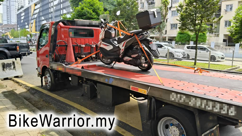 Motosikal di atas trak towing